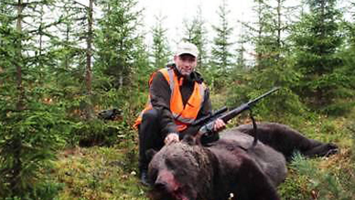 Svein Erik Klemetsen med jättebjörnen på 281 kilo.